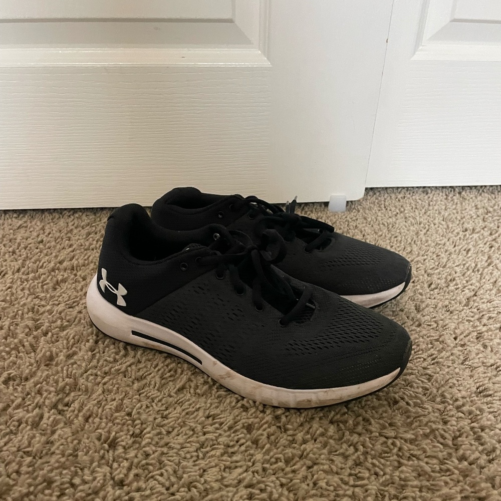 Mens/Older boys Under Armour Tennis Shoes
